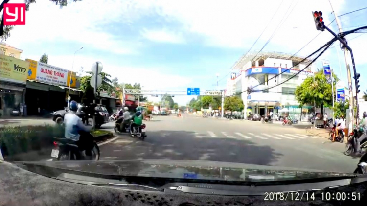Thánh ăn gì em cúng, còi to vượt đèn đỏ Thánh ăn gì em cúng, còi to vượt đèn đỏ