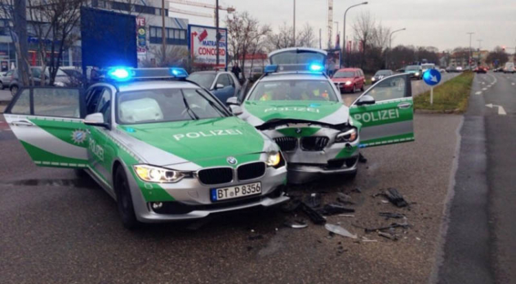 2 xe BMW cảnh sát đâm nhau ở Đức vì mê bắt cướp