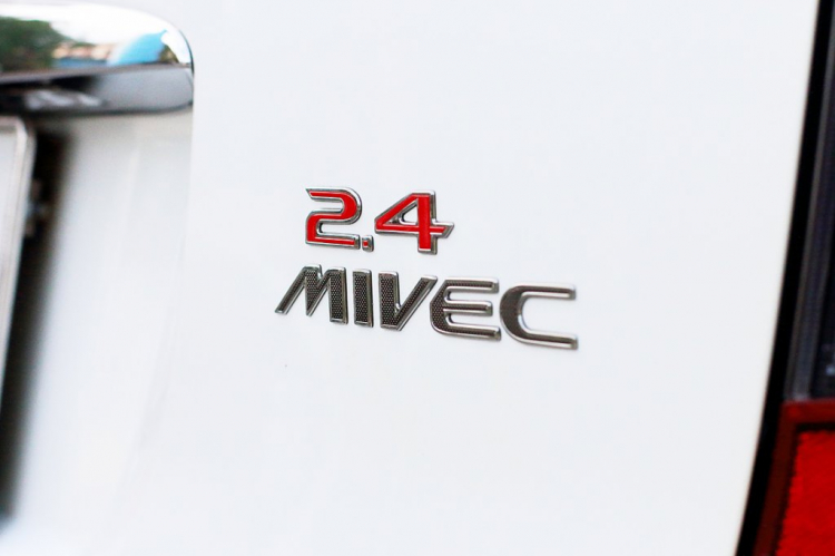 ***** Mitsubishi Grandis 2.4Mivec Limited form cuối cùng, trắng Camay (Full Hình)