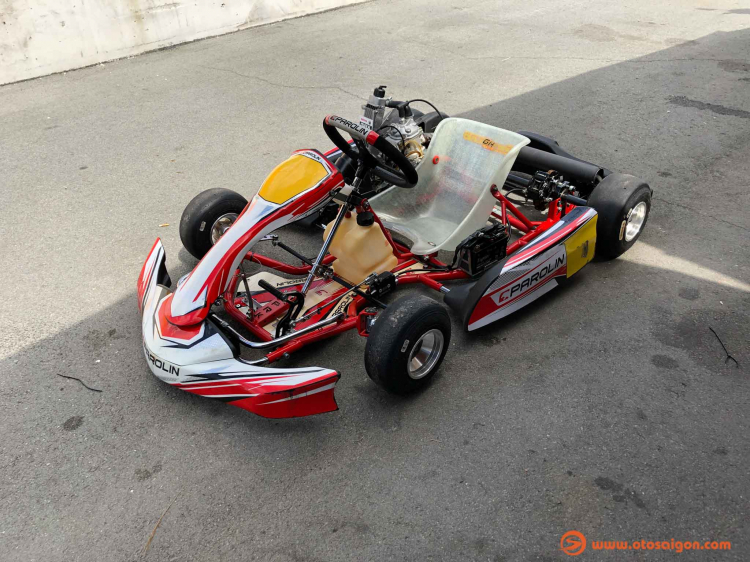 Khui thùng 2 chiếc go-kart cho trẻ em, mỗi chiếc có giá trên 5000 USD