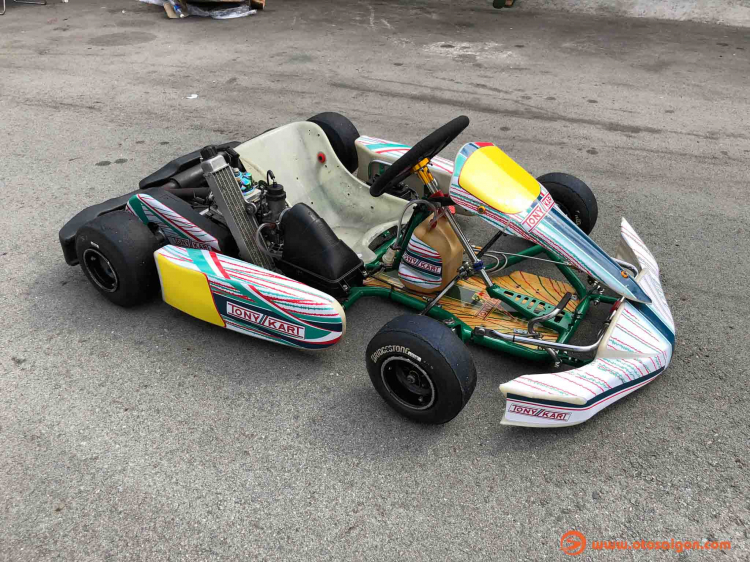 Khui thùng 2 chiếc go-kart cho trẻ em, mỗi chiếc có giá trên 5000 USD