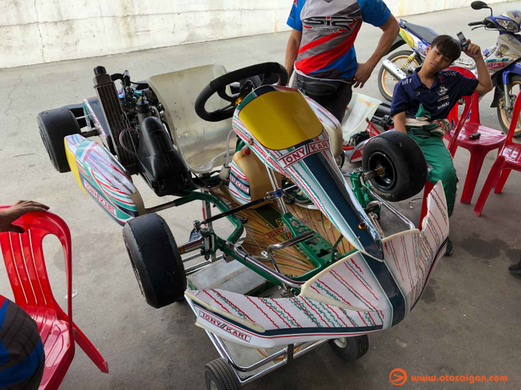 Khui thùng 2 chiếc go-kart cho trẻ em, mỗi chiếc có giá trên 5000 USD