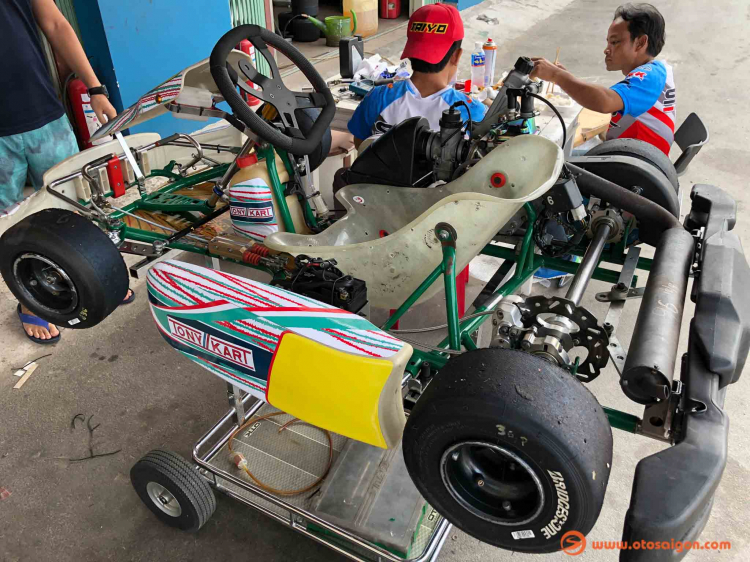 Khui thùng 2 chiếc go-kart cho trẻ em, mỗi chiếc có giá trên 5000 USD