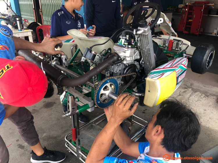 Khui thùng 2 chiếc go-kart cho trẻ em, mỗi chiếc có giá trên 5000 USD