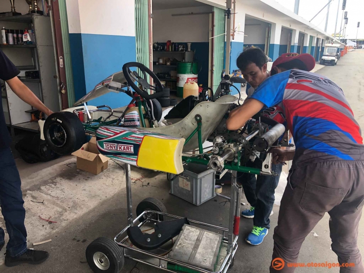 Khui thùng 2 chiếc go-kart cho trẻ em, mỗi chiếc có giá trên 5000 USD