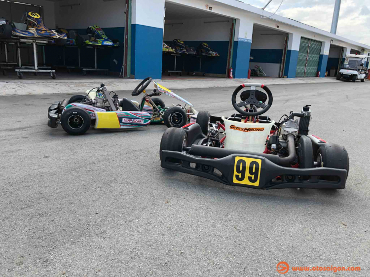 Khui thùng 2 chiếc go-kart cho trẻ em, mỗi chiếc có giá trên 5000 USD