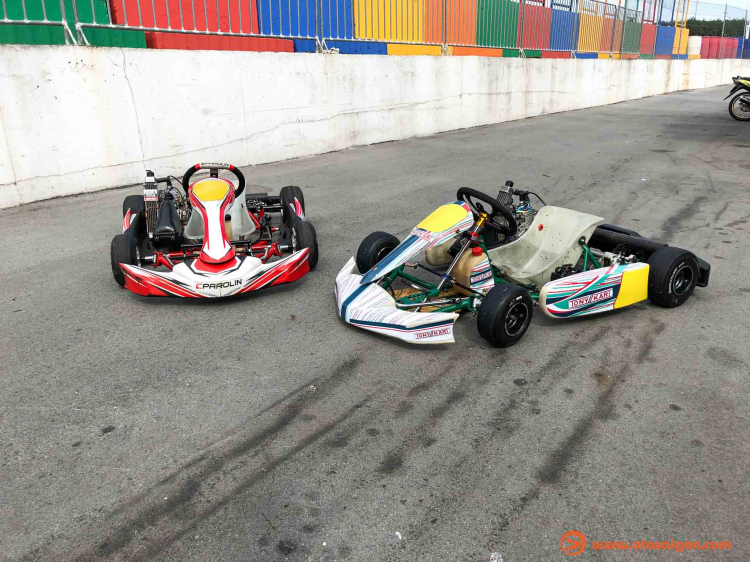 Khui thùng 2 chiếc go-kart cho trẻ em, mỗi chiếc có giá trên 5000 USD