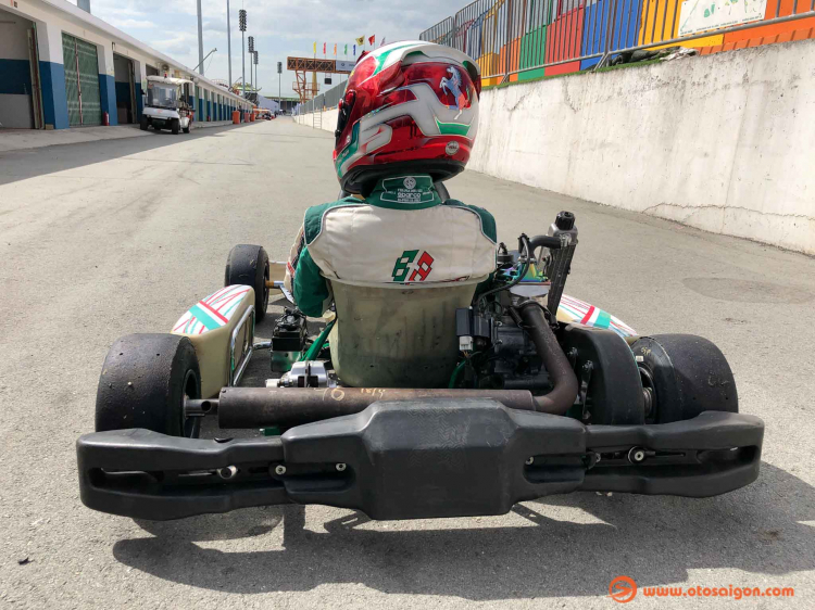 Khui thùng 2 chiếc go-kart cho trẻ em, mỗi chiếc có giá trên 5000 USD