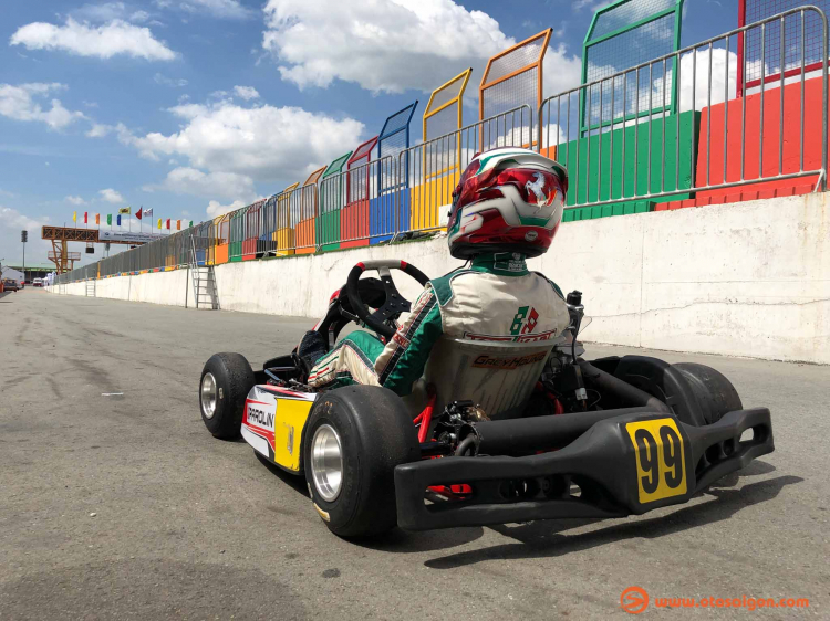 Khui thùng 2 chiếc go-kart cho trẻ em, mỗi chiếc có giá trên 5000 USD