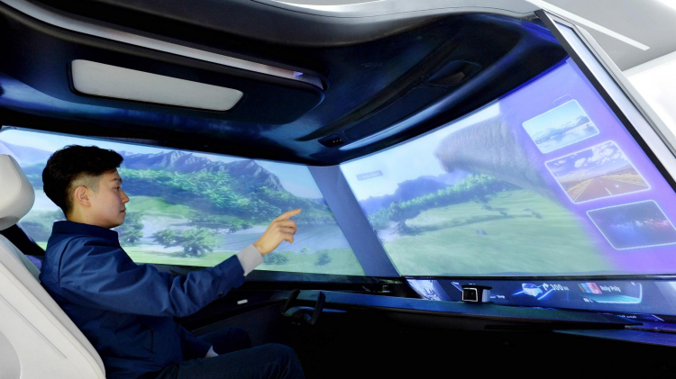 Kính chắn gió trên xe tự hành trong tương lai có thể biến thành màn hình chiếu film
