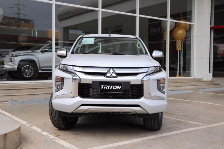 Ảnh thực tế Mitsubishi Triton 2019; có cửa gió điều hòa trên trần cho hàng ghế phía sau