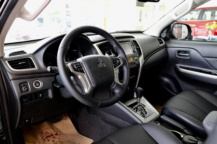 Ảnh thực tế Mitsubishi Triton 2019; có cửa gió điều hòa trên trần cho hàng ghế phía sau