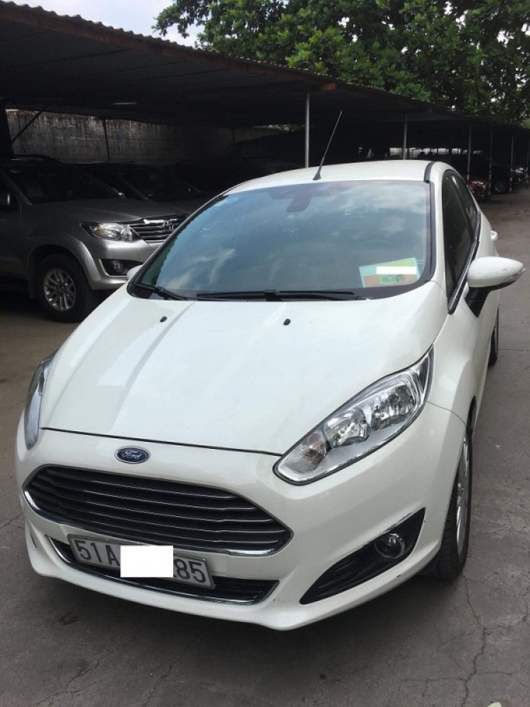 Ford Fiesta S HB màu trắng – xe nhà cần bán