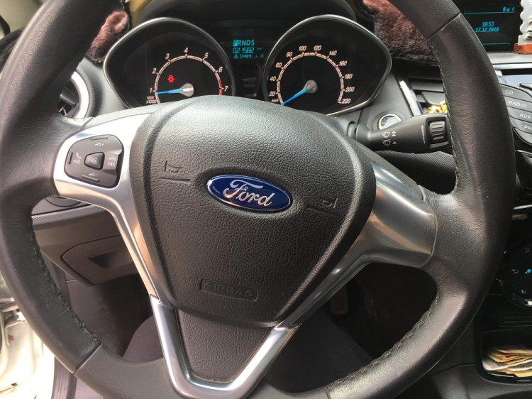 Ford Fiesta S HB màu trắng – xe nhà cần bán