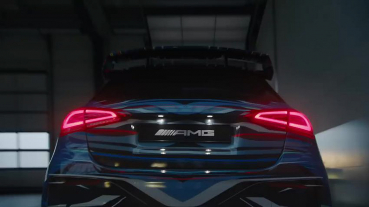 Mercedes-AMG tung video ‘’nhá hàng’’ A45 mới; khoe khả năng drift