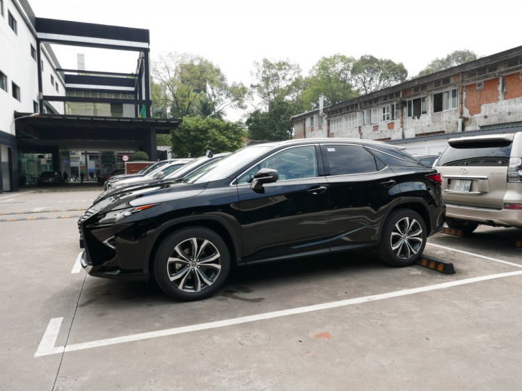 Lexus RX300 2019 đã xuất hiện tại Lexus Trung Tâm Sài Gòn