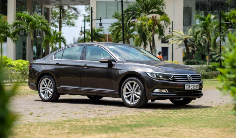 Em nên chọn mua Honda Accord hay VW Passat đây các bác?