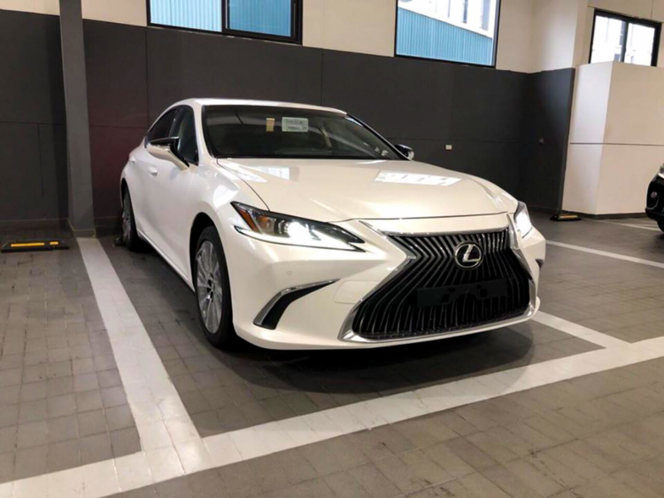 Lexus ES 250 2019 có giá 2,499 tỷ đồng tại Việt Nam