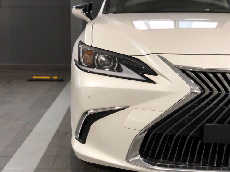 Lexus ES 250 2019 có giá 2,499 tỷ đồng tại Việt Nam
