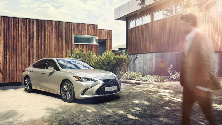 Lexus ES 250 2019 có giá 2,499 tỷ đồng tại Việt Nam