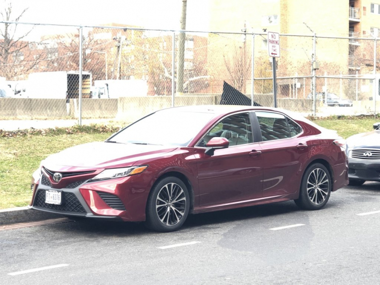 Toyoata Camry 2.0E giá 700tr có hợp lý?