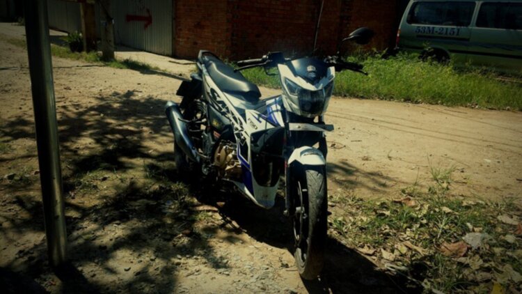 Honda Winner bánh sau tệ quá thắng toàn bị lết bánh Honda Winner bánh sau tệ quá thắng toàn bị lết bánh