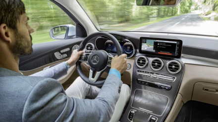 2018-mercedes-glc-f-cell-official-image.jpg