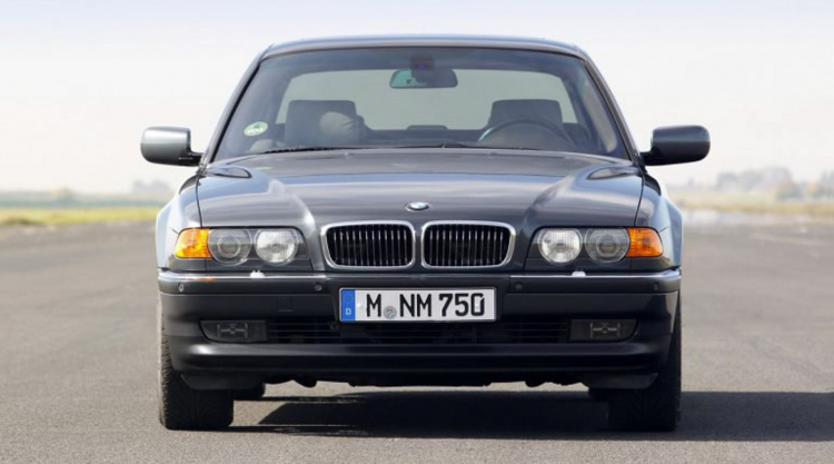 Nhìn lại các thế hệ BMW 7-Series: Thiết kế lưới tản nhiệt hình quả thận ngày càng to hơn