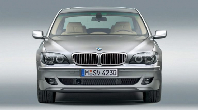 Nhìn lại các thế hệ BMW 7-Series: Thiết kế lưới tản nhiệt hình quả thận ngày càng to hơn