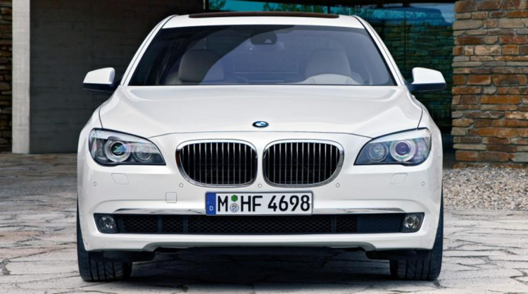 Nhìn lại các thế hệ BMW 7-Series: Thiết kế lưới tản nhiệt hình quả thận ngày càng to hơn