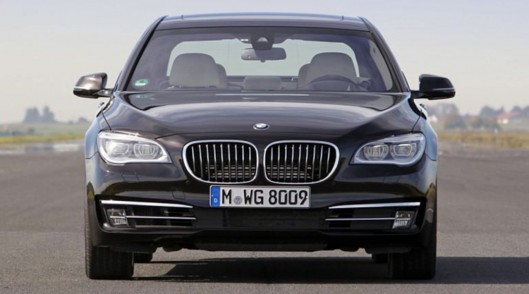 Nhìn lại các thế hệ BMW 7-Series: Thiết kế lưới tản nhiệt hình quả thận ngày càng to hơn