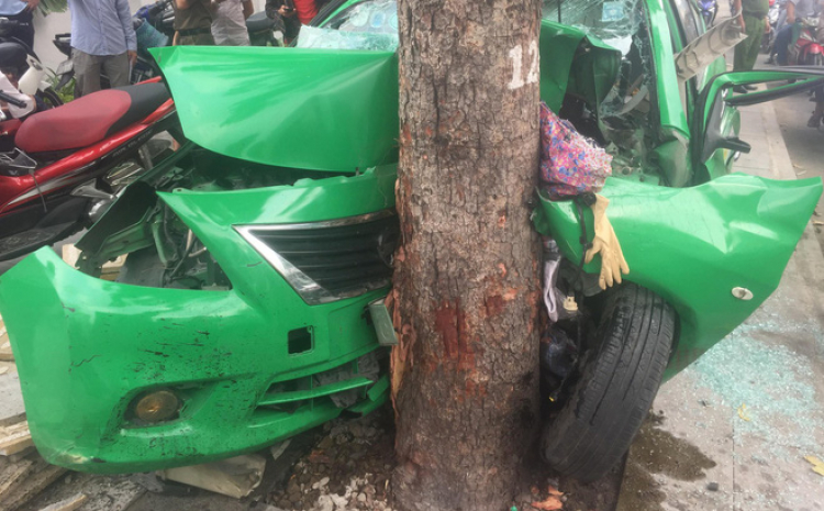 Xe taxi hãng Mai Linh tông vào gốc cây xanh, 2 người nhập viện