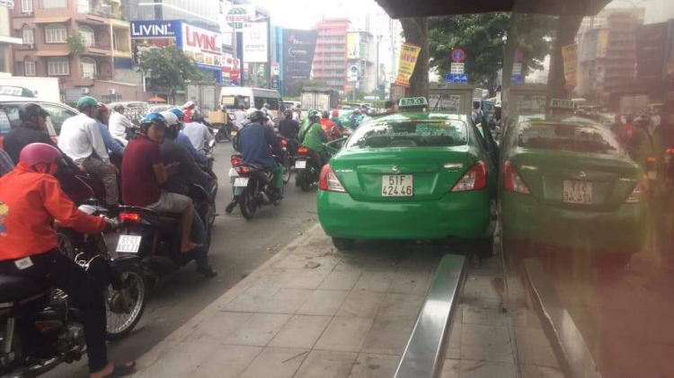 Xe taxi hãng Mai Linh tông vào gốc cây xanh, 2 người nhập viện