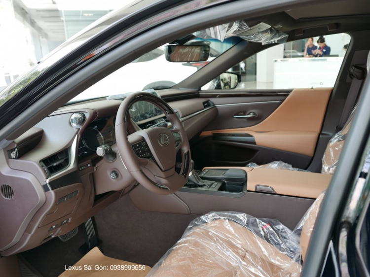 Lexus ES250 2019 chính thức xuất hiện tại Lexus Sài Gòn