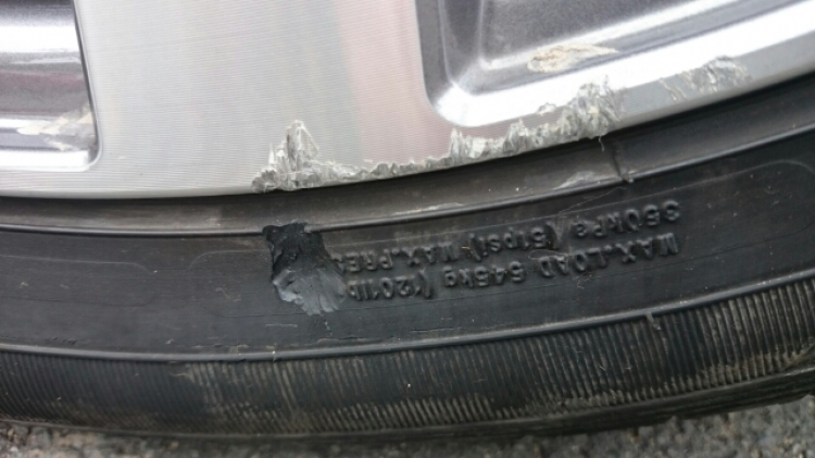 KIA K3 bị lỗi bố thắng và vỏ Goodyear bị phù dộp. KIA K3 bị lỗi bố thắng và vỏ Goodyear bị phù dộp.