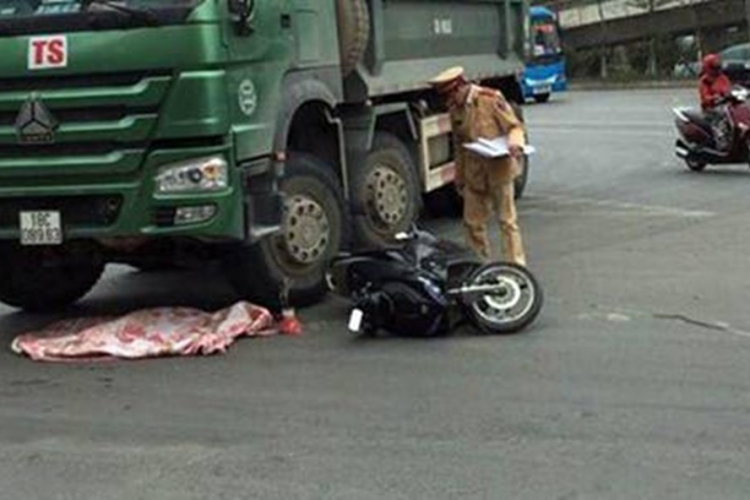 xe máy va chạm với xe tải khiến cháu bé 2 tuổi tử vong tại chỗ