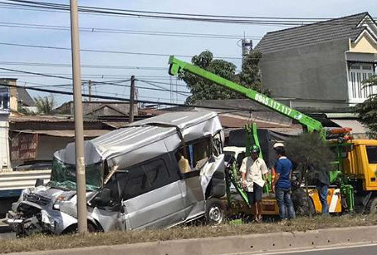 Tông liên hoàn, xe khách 16 chỗ bẹp nát biến dạng hoàn toàn