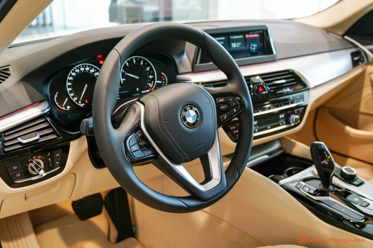 BMW 5 Series 2019 chính hãng có giá từ 2,389 tỷ đồng; bản 520i xài động cơ 1.6L