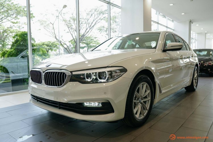 BMW 5 Series 2019 chính hãng có giá từ 2,389 tỷ đồng; bản 520i xài động cơ 1.6L