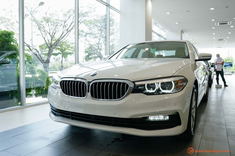BMW 5 Series 2019 chính hãng có giá từ 2,389 tỷ đồng; bản 520i xài động cơ 1.6L