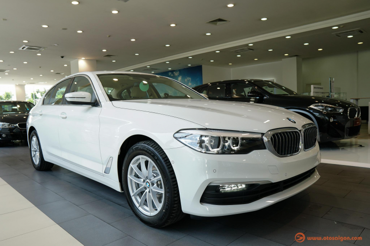 BMW 5 Series 2019 chính hãng có giá từ 2,389 tỷ đồng; bản 520i xài động cơ 1.6L