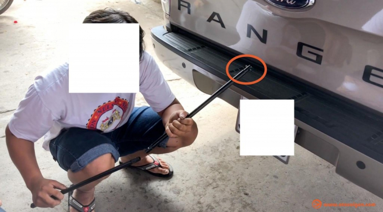 [Clip] Cách hạ lốp sơ-cua trên Ford Ranger để thay thế khi gặp sự cố