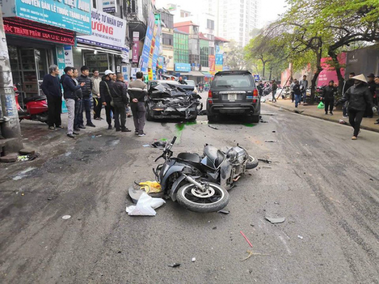 Oto đâm người đi bộ tử vong ở Hà Nội - tại sao không đi lên vỉ hè? Oto đâm người đi bộ tử vong ở Hà Nội - tại sao không đi lên vỉ hè?