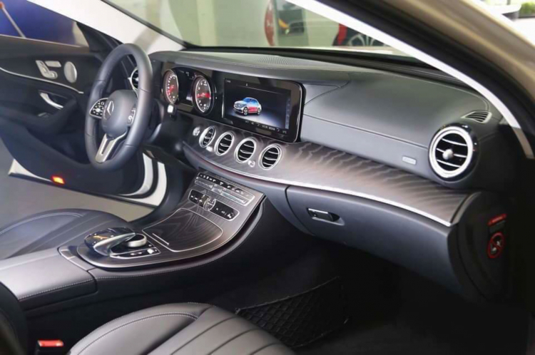 Mercedes-Benz E200 và E250  nâng cấp vô lăng, mâm, giao diện tiếng Việt; giá cũ
