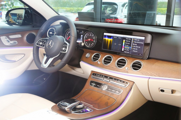 Mercedes-Benz E200 và E250 nâng cấp vô lăng, mâm, giao diện tiếng Việt; giá cũ Mercedes-Benz E200 và E250 nâng cấp vô lăng, mâm, giao diện tiếng Việt; giá cũ
