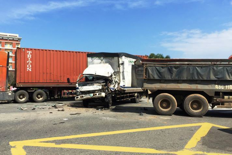 Xe tải và xe ben tông nhau đầu xe tải nát bét, tài xế nguy kịch