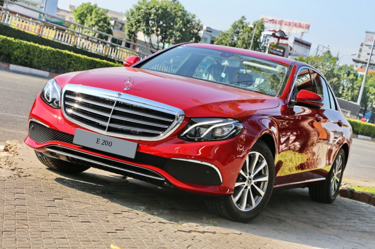 Mercedes-Benz E200 và E250  nâng cấp vô lăng, mâm, giao diện tiếng Việt; giá cũ