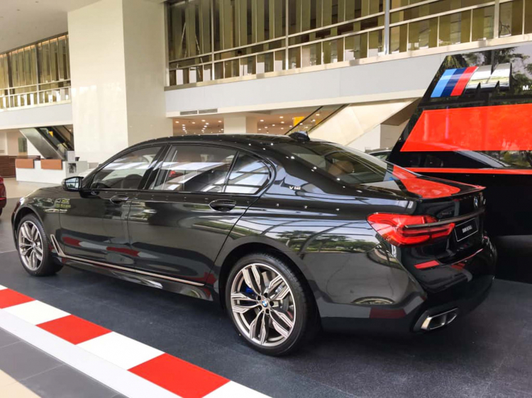 Cận cảnh BMW M760Li và 750Li mới về Việt Nam tại showroom