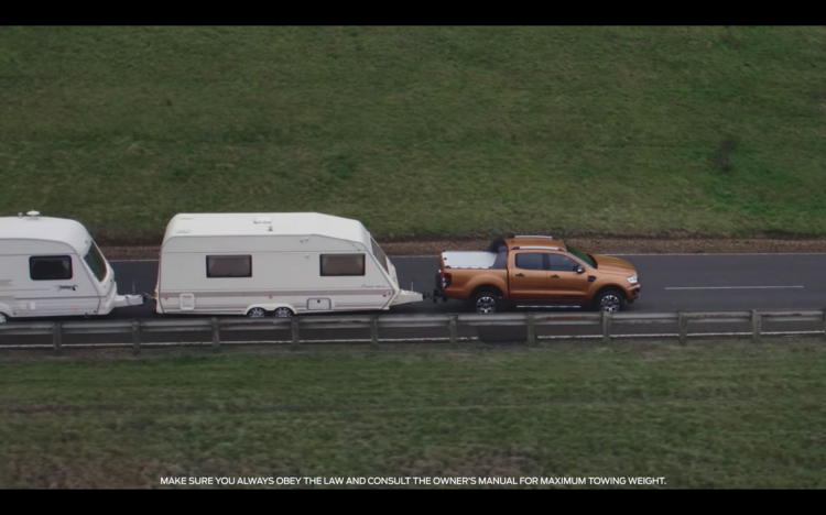 Ford tung video quảng cáo Ranger kéo 15 toa xe dài 100 mét nặng gần 20 tấn