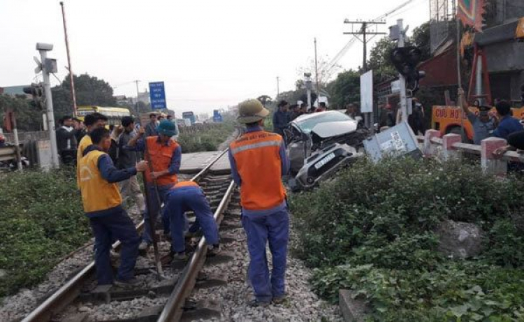 Tài xế thoát chết khi oto bị tàu SE6 tông nát: Không phải may mắn lúc nào cũng mỉm cười